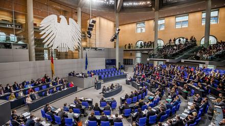 Die Abgeordneten verfolgen am 21.11.2017 im Bundestag in Berlin die Debatte im Plenum. In seiner 2. Sitzung der 19. Legislaturperiode berät der Deutsche Bundestag unter anderem über Bundeswehreinsätze und die Einsetzung verschiedener Ausschüsse. Foto: Michael Kappeler/dpa +++(c) dpa - Bildfunk+++