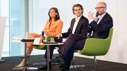 Der Werber und die Skeptische: Katrin Göring-Eckardt und Peter Tauber beim Diskutieren in der Böll-Stiftung, in der Mitte Moderator Ali Aslan.