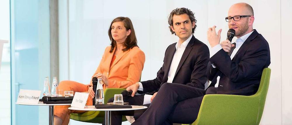 Der Werber und die Skeptische: Katrin Göring-Eckardt und Peter Tauber beim Diskutieren in der Böll-Stiftung, in der Mitte Moderator Ali Aslan.