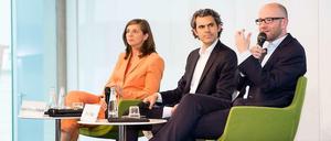 Der Werber und die Skeptische: Katrin Göring-Eckardt und Peter Tauber beim Diskutieren in der Böll-Stiftung, in der Mitte Moderator Ali Aslan.