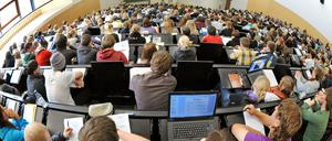 Studieren lässt sich in Deutschland. Doch den Arbeitsmarkt versperren spezielle Hürden für Ausländer.
