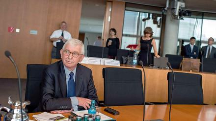 Heute ist Ernst Uhrlau Berater. Bis 2012 war er Präsident des BND, zuvor selbst Chef der Geheimdienstabteilung im Bundeskanzleramt. Offenbar verärgert darüber, dass das Kanzleramt von nichts gewusst haben will, teilte er im NSA-Untersuchungsausschuss aus. Das Kanzleramt sei 2008 sehr wohl und zwar bis in die Spitze über die grundsätzlichen Probleme in der Zusammenarbeit mit der NSA informiert gewesen.