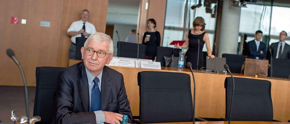 Heute ist Ernst Uhrlau Berater. Bis 2012 war er Präsident des BND, zuvor selbst Chef der Geheimdienstabteilung im Bundeskanzleramt. Offenbar verärgert darüber, dass das Kanzleramt von nichts gewusst haben will, teilte er im NSA-Untersuchungsausschuss aus. Das Kanzleramt sei 2008 sehr wohl und zwar bis in die Spitze über die grundsätzlichen Probleme in der Zusammenarbeit mit der NSA informiert gewesen.