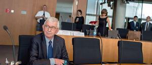 Heute ist Ernst Uhrlau Berater. Bis 2012 war er Präsident des BND, zuvor selbst Chef der Geheimdienstabteilung im Bundeskanzleramt. Offenbar verärgert darüber, dass das Kanzleramt von nichts gewusst haben will, teilte er im NSA-Untersuchungsausschuss aus. Das Kanzleramt sei 2008 sehr wohl und zwar bis in die Spitze über die grundsätzlichen Probleme in der Zusammenarbeit mit der NSA informiert gewesen.