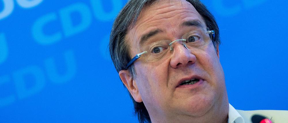 Seit Tagen behauptet Armin Laschet, er habe alle Fragen "vollumfänglich" beantwortet. 