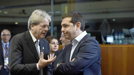 Italien Außenminister Paolo Gentiloni im Gespräch mit dem griechischen Premier Alexis Tsipras