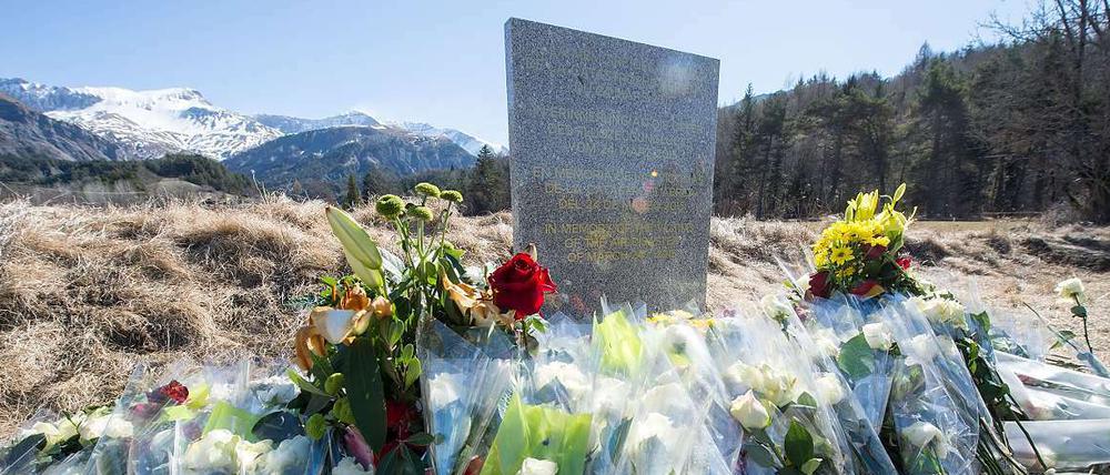 Gedenkstein für die Opfer an der Absturzstelle in den französischen Alpen.