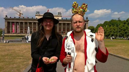Benjamin Scharrf und Daniel Chluba als Megafonist und Hartz-Königin die IV.
