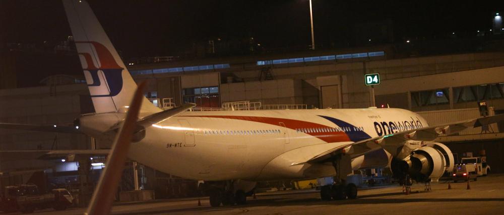 Eine Maschine von Malaysia-Airlines mit der Flugnummer MH148 steht am Freitag nach einer Notlandung am Tullamarine Airport in Melbourne, Australien. Der Bordcomputer hatte ein Feuer im Triebwerk gemeldet.