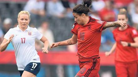 Eine Halbzeit lang wirbelten Dzsenifer Marozsan und ihre Mitspielerinnen Norwegen, am Ende hieß es 1:1. komplett durcheinander.