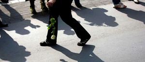 Trauer um die Opfer mit einer weißen Rose in der Hand, in Haltern am See