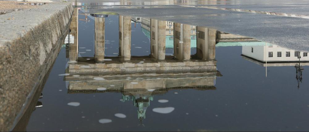 Brandenburger Tor in Berlin nach Starkregen.