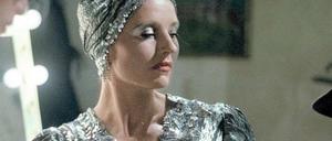 Schimmernde Rüstung. Hanna Schygulla 1980 als „Lili Marleen“. 40er-Jahre-Schulterpolster, Diventurban, Silberlamé – ein Seelenpanzer. 