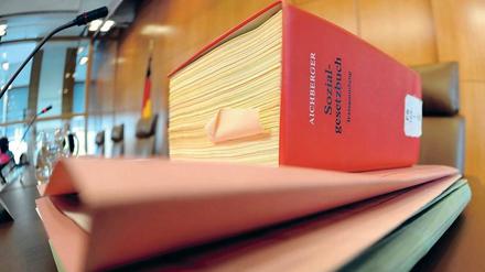Viele Gerichtsentscheidungen beruhen auf den Ergebnissen von Gutachten. Dabei herrscht keineswegs Chancengleichheit. 