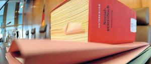 Viele Gerichtsentscheidungen beruhen auf den Ergebnissen von Gutachten. Dabei herrscht keineswegs Chancengleichheit. 