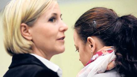 Entzweit. Beate Zschäpe (rechts) will ihrer Verteidigerin Anja Sturm nicht einmal mehr die Hand geben. Am Dienstag geht der NSU-Prozess weiter.