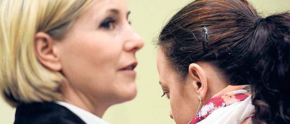 Entzweit. Beate Zschäpe (rechts) will ihrer Verteidigerin Anja Sturm nicht einmal mehr die Hand geben. Am Dienstag geht der NSU-Prozess weiter.