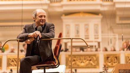 Mann des Mikros. Iván Fischer hat den Bartók-Barden-Prolog auf Ungarisch gesprochen.
