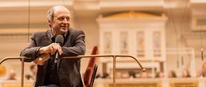 Mann des Mikros. Iván Fischer hat den Bartók-Barden-Prolog auf Ungarisch gesprochen.