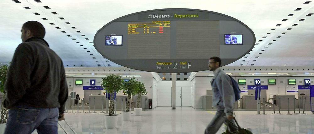 Die Abflughalle des Pariser Flughafens Roissy-Charles-de-Gaulle (Archivfoto). Zwei Mädchen im Alter von drei und sechs Jahren wurden hier von den Behörden tagelang festgehalten. 