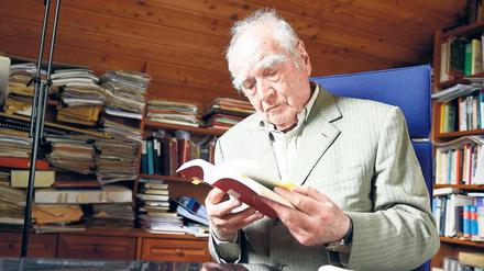 Ein Land steckt in seinen Büchern. Martin Walser im Mai 2015 zu Hause in Nußdorf, Baden-Württemberg.