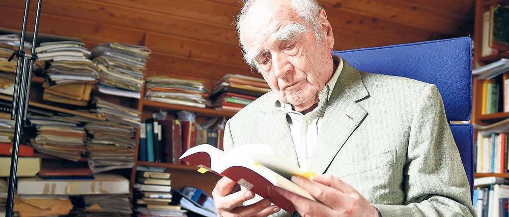 Ein Land steckt in seinen Büchern. Martin Walser im Mai 2015 zu Hause in Nußdorf, Baden-Württemberg.