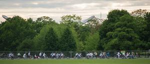 Hunderte Radler fuhren durch Berlin. Die Tour "Ride of Silence" führte vom Pariser Platz durch Moabit und Kreuzberg zurück nach Mitte. 