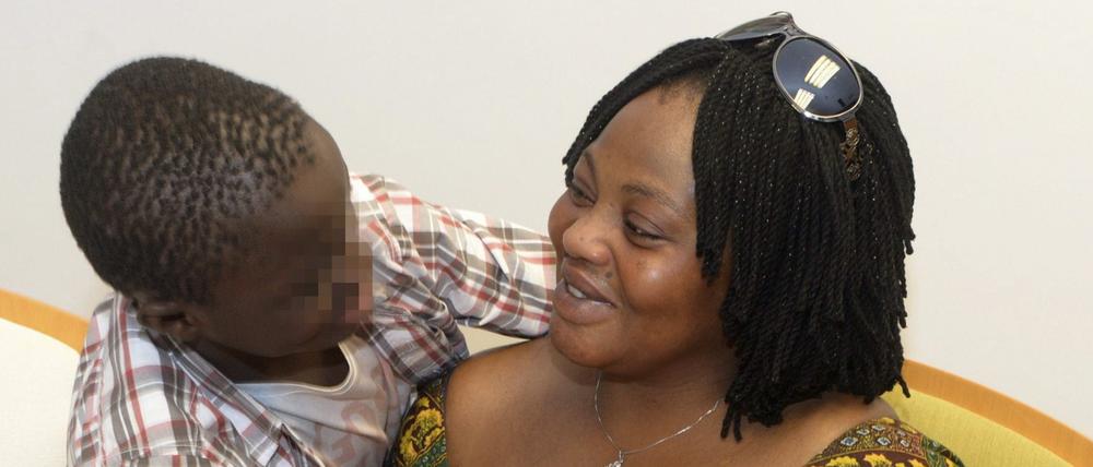Der achtjährige Adou Ouattara und seine Mutter Lucie sind wieder vereint. Der Junge war an der Grenze zwischen Marokko und Spanien in einem Koffer gefunden worden.