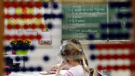Kinder, die zu früh eingeschult werden, sind manchmal einfach noch nicht in der Lage, konzentriert dem Unterricht zu folgen. Sie wollen lieber spielen. Und das ist auch gut so.