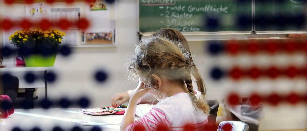 Kinder, die zu früh eingeschult werden, sind manchmal einfach noch nicht in der Lage, konzentriert dem Unterricht zu folgen. Sie wollen lieber spielen. Und das ist auch gut so.