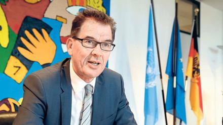 Gerd Müller (59) hat seine Laufbahn als Lehrer begonnen und wechselte später über die internationale Abteilung der CSU-nahen Hanns-Seidel-Stiftung ins bayerische Wirtschaftsministerium. Als Europaabgeordneter und seit 1994 Bundestagsabgeordneter beschäftigte sich Müller, der auf einem Bauernhof aufwuchs, mit der Landwirtschaft. Von 2005 bis 2013 war er Parlamentarischer Staatssekretär im Bundesagrarministerium. Seit Dezember 2013 ist Gerd Müller Entwicklungsminister und irritiert Freund und Feind mit seinem hohen moralischen Anspruch.