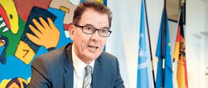  Gerd Müller (59) hat seine Laufbahn als Lehrer begonnen und wechselte später über die internationale Abteilung der CSU-nahen Hanns-Seidel-Stiftung ins bayerische Wirtschaftsministerium. Als Europaabgeordneter und seit 1994 Bundestagsabgeordneter beschäftigte sich Müller, der auf einem Bauernhof aufwuchs, mit der Landwirtschaft. Von 2005 bis 2013 war er Parlamentarischer Staatssekretär im Bundesagrarministerium. Seit Dezember 2013 ist Gerd Müller Entwicklungsminister und irritiert Freund und Feind mit seinem hohen moralischen Anspruch.
