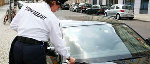 Die meisten Parkverstöße in Berlin betrafen Autos, die ohne Parkschein oder zu lange abgestellt waren. Aber auch Behindertenplätze, Gehwege und Radspuren werden massenhaft blockeirt.