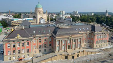 So groß und doch fast im Kostenplan: Das Potsdamer Stadtschloss, kurz vor seiner Fertigstellung vor einem Jahr.