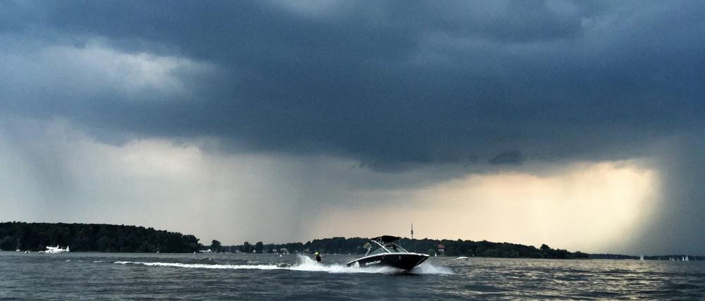 Unheilvoll hingen die Wolken am Sonnabend über dem Wannsee. Da musste der Bootsfahrer rasch die Flucht ergreifen.