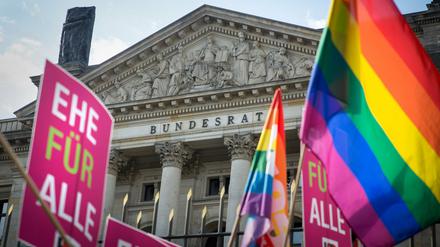 Beim Bundesrat hat sich Berlin in der Frage "Ehe Für Alle" enthalten. Jetzt will die CDU ihre Mitglieder befragen. 