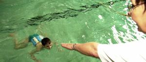 Ein Junge beim Schwimmunterricht.