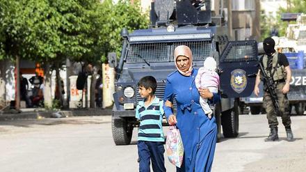 Bewaffnete Zusammenstöße unter Kurden. Szene in der kurdischen Stadt Diyarbakir.