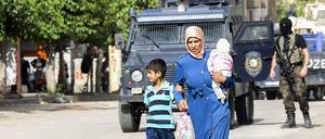 Bewaffnete Zusammenstöße unter Kurden. Szene in der kurdischen Stadt Diyarbakir.