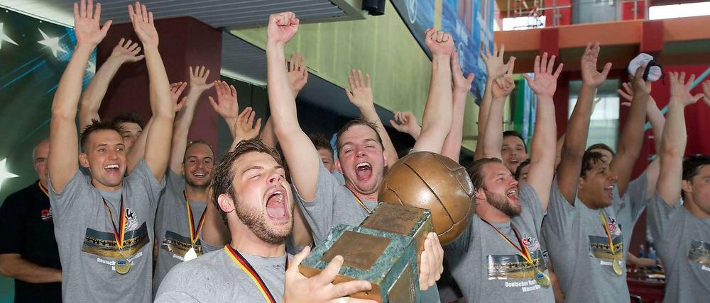 Marko Stamm (mit Pokal) und die Wasserfreunde Spandau feiern ihre 34. Meisterschaft.