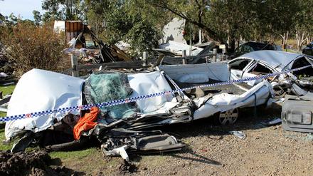 Das zerstörte Haus und die plattgewalzten Autos davor. In der Stadt Teralba in der Region New South Wales, ist ein Mann mit einem Bulldozer in ein bewohntes Haus gefahren.
