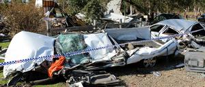 Das zerstörte Haus und die plattgewalzten Autos davor. In der Stadt Teralba in der Region New South Wales, ist ein Mann mit einem Bulldozer in ein bewohntes Haus gefahren. 