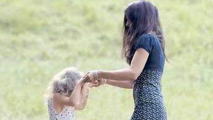 Wenn einer fehlt. Der Verband alleinerziehender Mütter und Väter fordert, eine Grundsicherung für Kinder einzuführen, um Alleinerziehende vor der Armutsfalle zu bewahren.