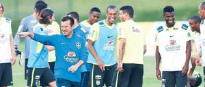 Verstehen sie Spaß? Ja, und zwar ganz offensichtlich. Seit der Weltmeisterschaft im eigenen Land hat die brasilianische Nationalmannschaft zehn von zehn Spielen gewonnen und dabei sogar wieder schönen Angriffsfußball gespielt – ein Verdienst des neuen, alten Trainers Carlos Dunga. 