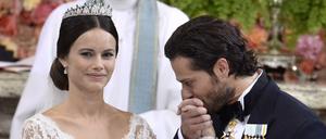 Handkuss für Prinzessin Sofia. Prinz Carl Philip nähert sich während der Trauungszeremonie seiner Ehefrau.