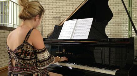 Sie wünscht sich wieder regelmäßigen Klavierunterricht an der Musikschule: Aline beim Üben am Steinway