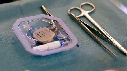 Vor der Operation. Herzschrittmacher werden vermehrt eingesetzt, weil die Zahl der herzinsuffizienten Patienten stetig wächst.
