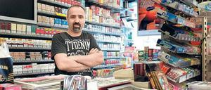 Immer da. Späti-Besitzer Sahhüseyin Özer gehört für seine Kunden zum Leben im Kiez dazu. Doch sonntags müssen viele ihre Brötchen, Zeitung und Bier jetzt an der Tankstelle kaufen. 