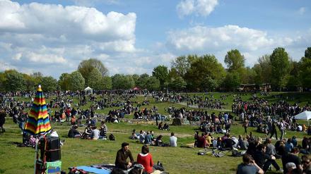 Beliebter Anziehungspunkt, nicht nur am 1. Mai (Foto): Der Görlitzer Park in Kreuzberg. Ein Parkwächter soll dafür sorgen, dass er ruhiger und sauberer wird.