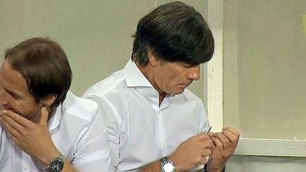 Gefeilte Aufmerksamkeit. Joachim Löw reagiert auf einen eingerissenen Nagel.